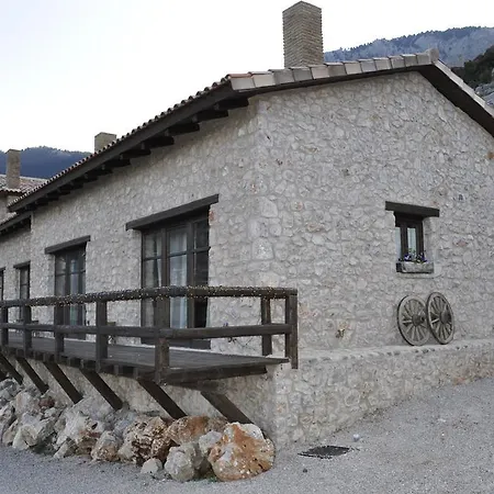 Konukevi Teresa Country Eptálofos